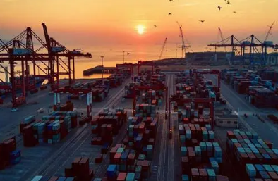 國際經(jīng)濟不確定下為何企業(yè)巨頭有競爭力？青島國際物流帶您分析