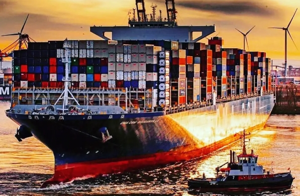 世界經(jīng)濟(jì)互聯(lián)互通的背景下，青島港如何應(yīng)對挑戰(zhàn)，不斷發(fā)展壯大？