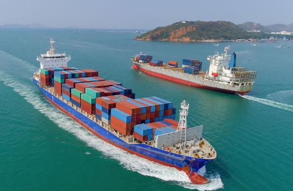 青島貨代既面臨著難得的發(fā)展機(jī)遇，也遭遇著前所未有的挑戰(zhàn)