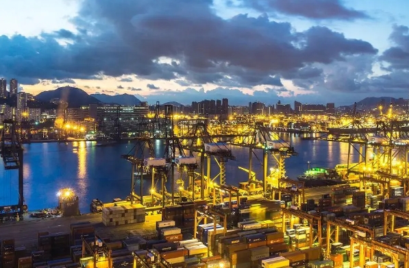 青島港海運(yùn)物流不僅是中國海運(yùn)物流的重要節(jié)點(diǎn)，更是連接世界的橋梁