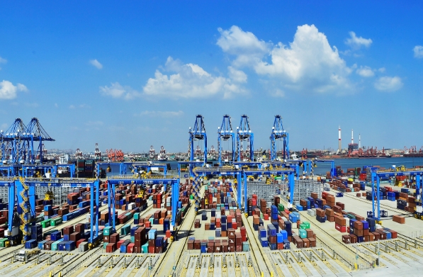 面對日益全球化的挑戰(zhàn)，我們需要不斷創(chuàng)新和提升國際物流的水平